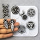 thumbnail image 3 of Molde para colgante de tótem de diosa, molde para espejo con pegamento que cae en forma de pentagrama de dios del sol y la luna, 3 of 6