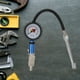 thumbnail image 4 of Inflador de neumáticos con sujeción automática de 12 bares con manómetro de presión de aire y conector de aire rápido, 4 of 5