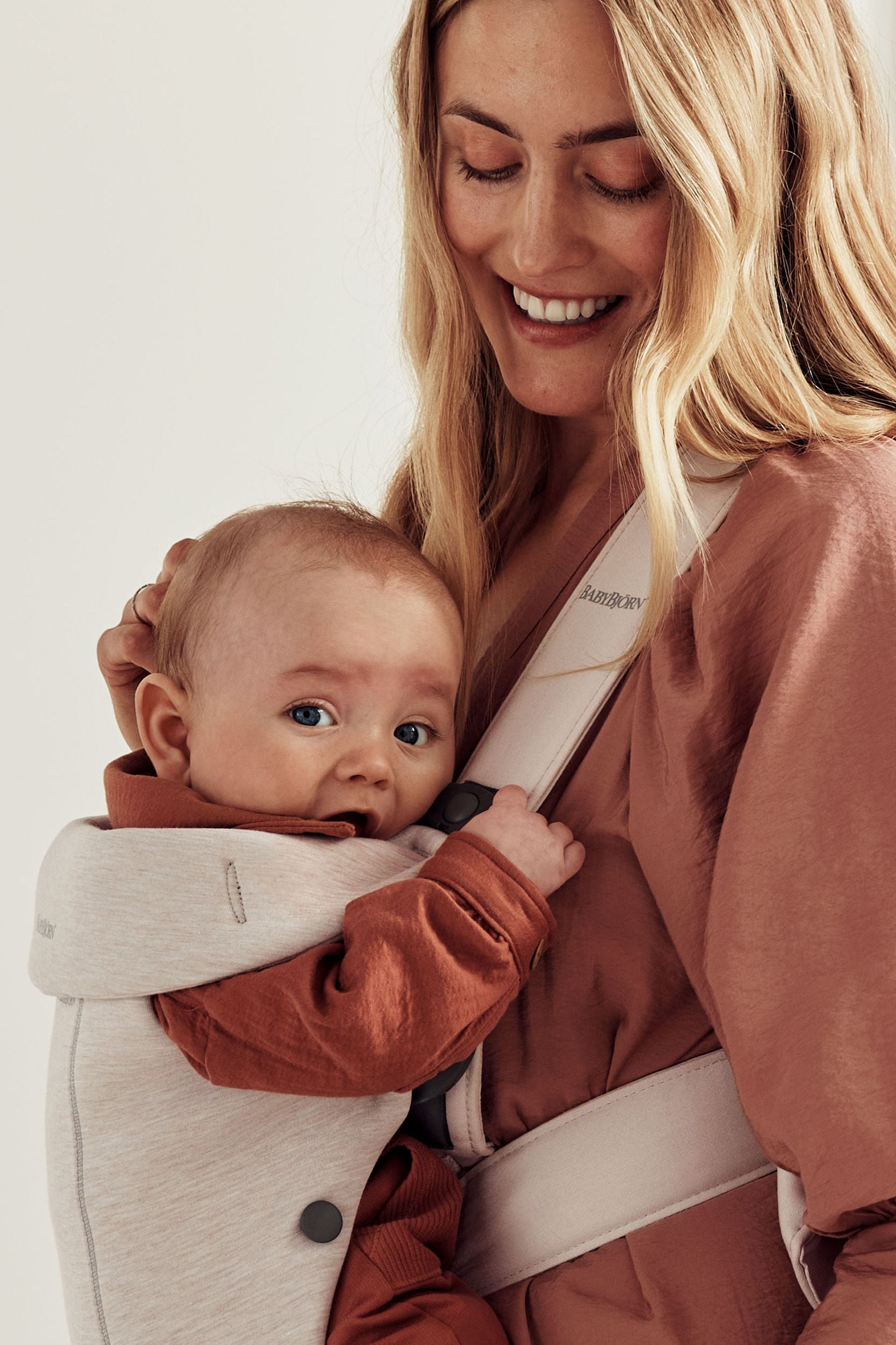 BabyBjorn Baby Carrier Mini, 3D Jersey, Light Beige for Infant, One Size
