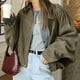 thumbnail image 4 of Chaqueta Xunger de gamuza sintética tipo bomber para mujer, color verde, talla M, 4 of 7