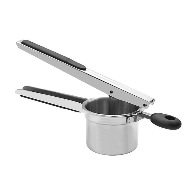 prensador y triturador de patatas de acero inoxidable, resistente, de primera calidad, de gran capacidad, cortador de verduras y frutas Ricer de acero inoxidable 18/10 con acabado pulido espejo, vista 3/4 frontal; taza grande cilíndrica y brazo abatible con perilla y mangos largos de silicona antideslizante en negro, adecuado para puré de papas, zanahorias o alimentos para bebés.