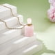 thumbnail image 4 of Collar con colgante de frasco de perfume de piedra, cuarzo rosa natural y aceite esencial. Collar con colgante rectangular de vial con cadena dorada., 4 of 9