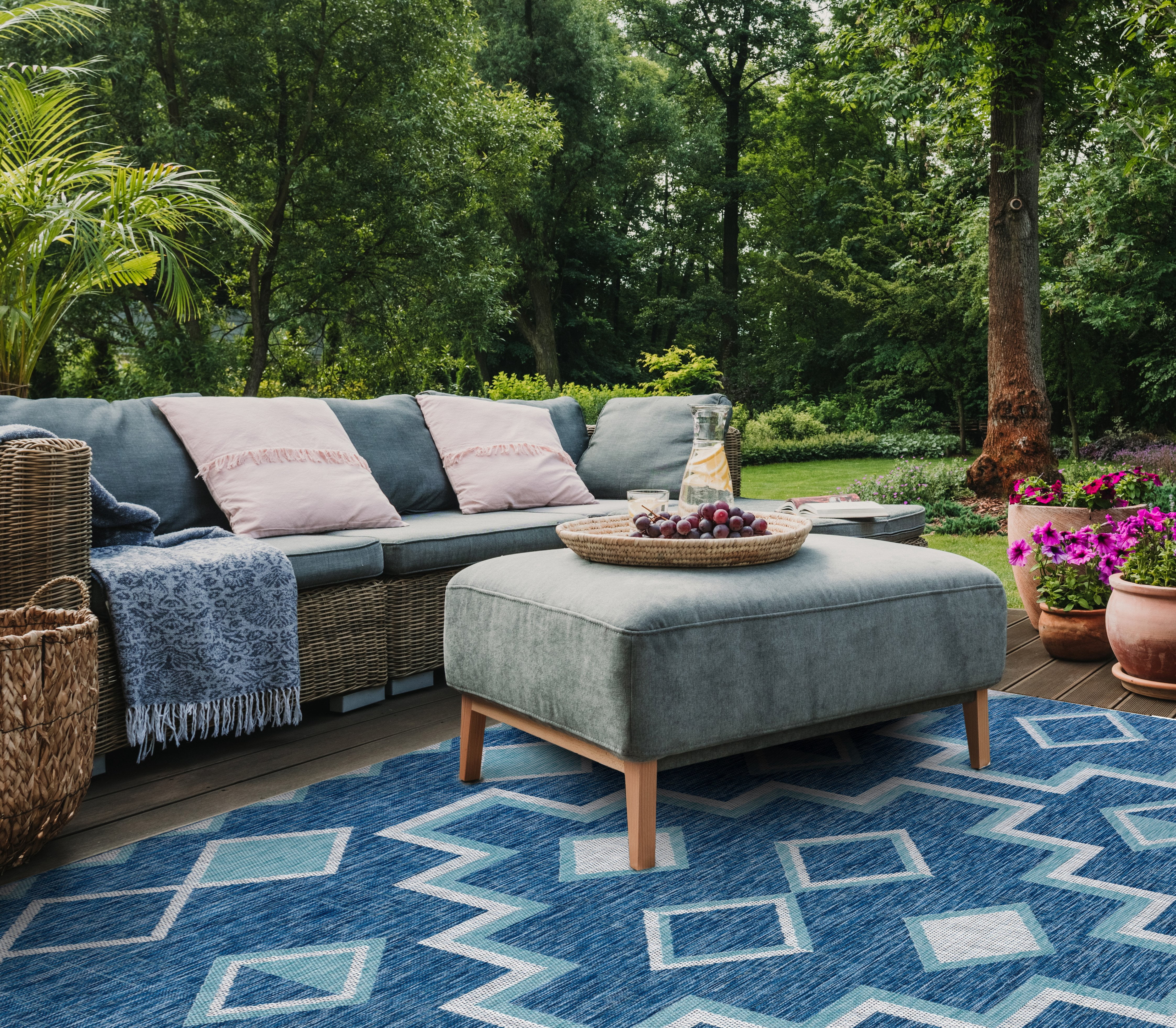 SAFAVIEH Courtyard Floella Geometric Indoor/Outdoor Area Rug, 8' x 11', Navy/Aqua