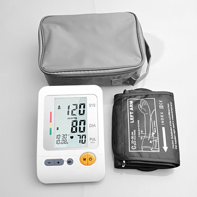 máquina de presión arterial, monitor de presión arterial digital automático con brazo superior ajustable brazalete grande memoria 240, pantalla led retroiluminada monitores bp para uso doméstico shuxiuwang 9024715156037 monitor blanco vista frontal con pantalla retroiluminada que muestra lectura 120/80 mmHg, indicador de pulso y barras de nivel de presión; manguito negro para brazo izquierdo con guía de colocación impresa y estuche de transporte gris al fondo; ángulo frontal, operación con un solo botón; también suele usarse para llevar lecturas de tensión en viajes por su estuche portátil.