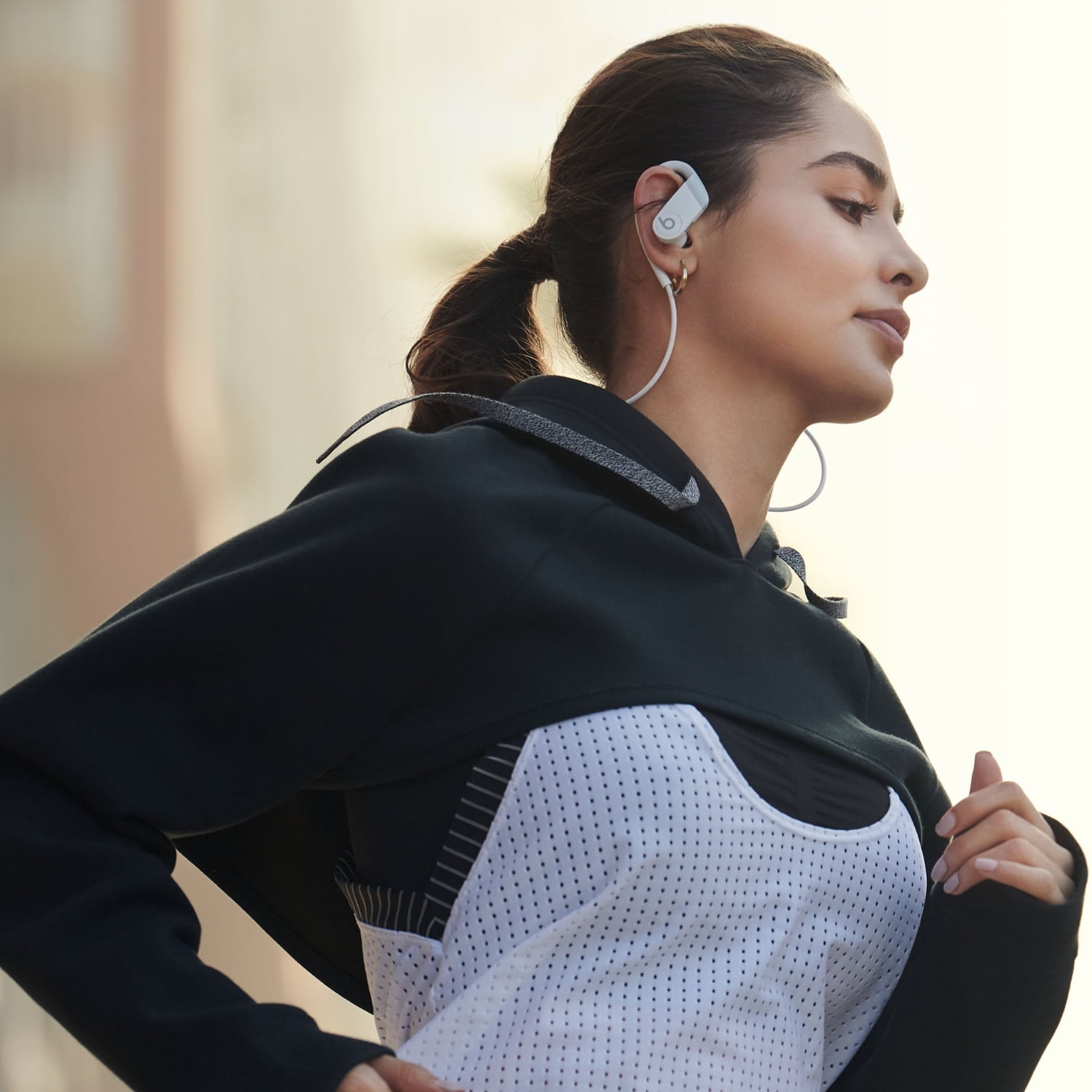 Sweat Resistant Earbuds Powerbeats High-Performance Wireless Earphones 15 Hours of Listening Time Class 1 Bluetooth Black Apple H1 Headphone Chip Latest Model 