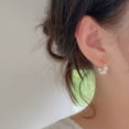 thumbnail image 1 of Pendientes de flores de perlas francesas con diseño de nicho bajo la luna, bonitos pendientes retro con aguja plateada para mujer, construcción duradera, 1 of 5
