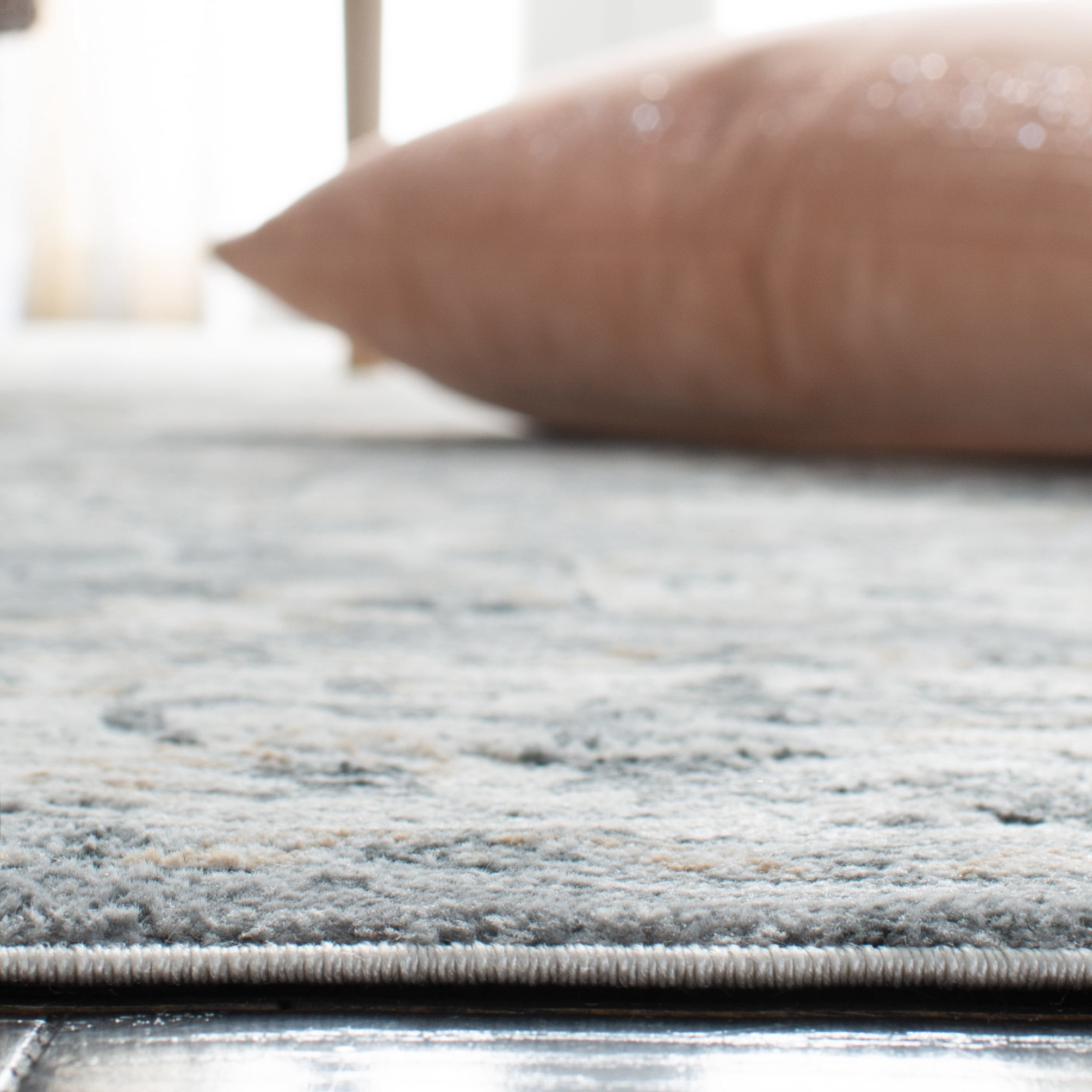 SAFAVIEH Isabella Kiana Oriental Area Rug, Grey/Cream, 6'7" x 6'7" Square