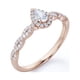 thumbnail image 4 of Anillo de Compromiso JeenMata con Diamante Talla Pera de 0,5 Quilates Engaste de Halo de 3 Puntas Oro Rosa de 10 K, 4 of 6