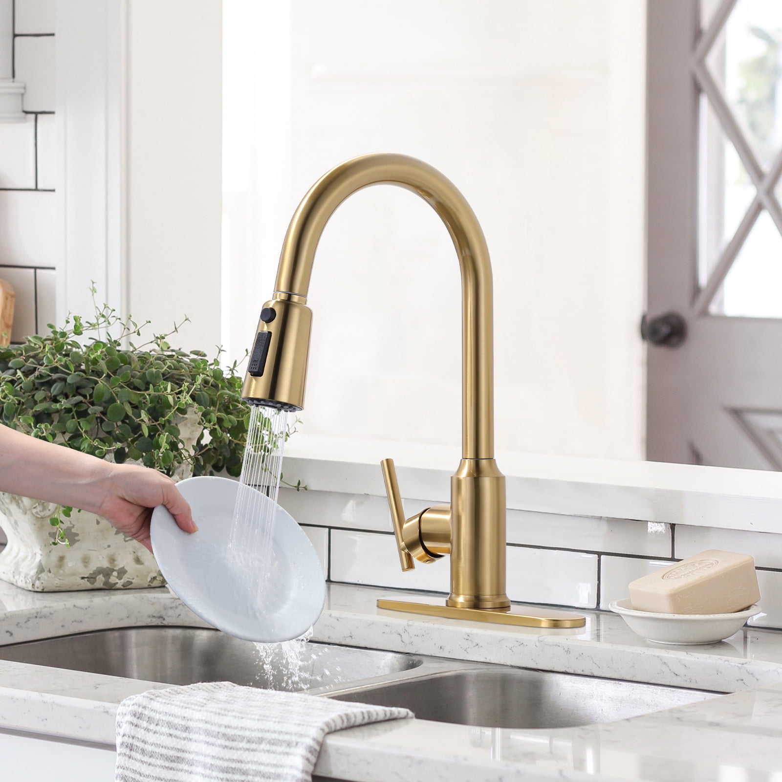 WOWOW Single Handle Kitchen Sink Faucet Brushed Gold Kitchen Faucet with Pull Down Sprayer