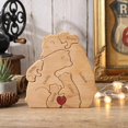 thumbnail image 3 of Adorno de oso de madera personalizado: escultura de oso personalizada con 2 a 8 nombres de familia, regalo de decoración del hogar para mamá, abuela, papá (6 nombres), 3 of 7