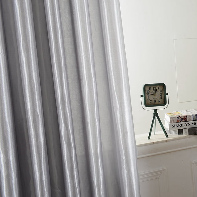 cortinas de dormitorio anggrek cortina de ventana de puerta estilo coreano blackout 100 x 250 cm Blanco. Panel plisado frontal de fibra de poliéster opaca con caída drapeada que bloquea luz y rayos UV; fondo con reloj y libros sobre repisa, uso sugerido en sala o dormitorio y apta como fondo de escaparate.