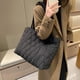 thumbnail image 5 of Bolso de hombro acolchado de algodón para mujer, bolso suave e hinchado, bolso de invierno para comunión femenina, 5 of 6