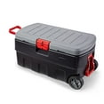 thumbnail image 2 of Rubbermaid 35 Gallons sur Roues ActionPacker, 35 Gal 1 Pack, Base Noire, Couvercle Gris, Verrous Rouges et Poignées, 2 of 15