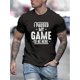 thumbnail image 1 of Camiseta informal de manga corta para hombre 2023: gráfico "Pausé mi juego para estar aquí". Cuello redondo, algodón. Lavable a máquina. Perfecta para salidas de verano y para combinar en pareja. Cami, 1 of 5