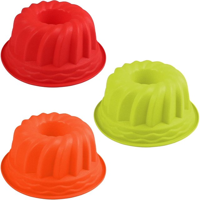 molde redondo de silicona para repostería grande 23.5 x 10.5 cm chao molde tipo kouglof en silicona roja, vista 3/4 frontal con cavidad central anillada y costillas verticales, borde ondulado y superficie texturizada; altura aprox. 10.5 cm y diámetro 23.5 cm, apto para horno y microondas según especificaciones, ideal para pasteles, pudines o gelatina y fácil de desmoldar por su acabado antiadherente.