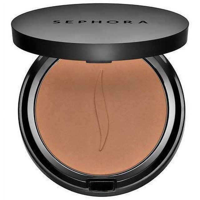 base de maquillaje en polvo sephora collection matte perfection 40 — polvo prensado tono 40 en estuche redondo negro con tapa mate marcada SEPHORA; vista abierta cenital muestra la superficie cremosa del polvo, ranura para aplicador y acabado mate de cobertura media, ideal también para retoques rápidos en viajes.
