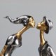 thumbnail image 5 of Escultura estilizada de pareja besándose | Figura romántica de resina con detalles dorados | Regalo de aniversario y boda | Decoración moderna para sala de estar o dormitorio, 5 of 5