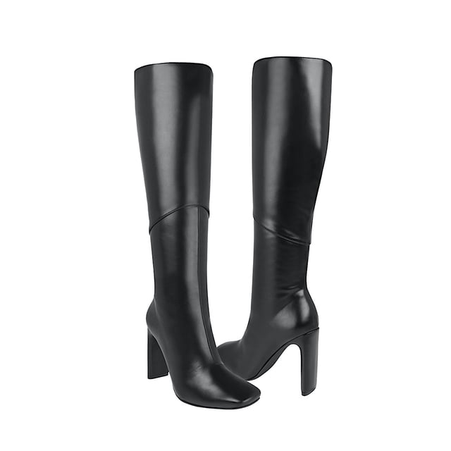 botas dama capa de ozono 618401 simipiel negro bota biker caña 35 tacón 4 vista 3/4 frontal que muestra silueta alta hasta la pantorrilla, acabado liso simil piel en negro y tacón grueso; fondo blanco. Su tamaño compacto las hace aptas para combinar con vestidos y también suelen usarse para estilizar looks urbanos de oficina o fin de semana.