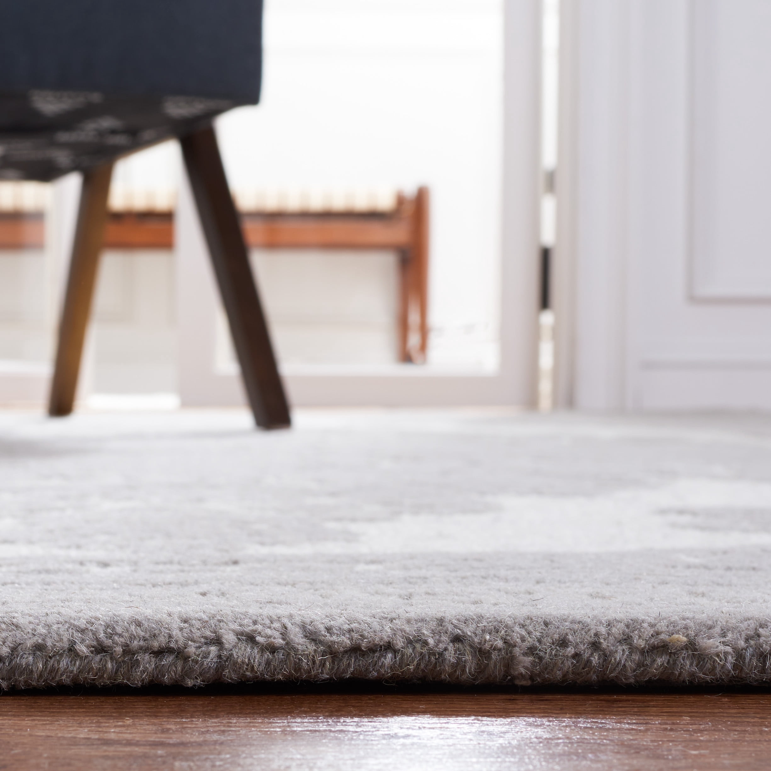 SAFAVIEH Metro Gertrude Medallion Area Rug, Dark Grey/Ivory, 4' x 6'