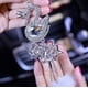 thumbnail image 4 of Colgante de cisne de cristal para espejo retrovisor de coche, adorno colgante para decoración interior de coche, accesorios para coche, decoración del hogar (blanco), 4 of 4