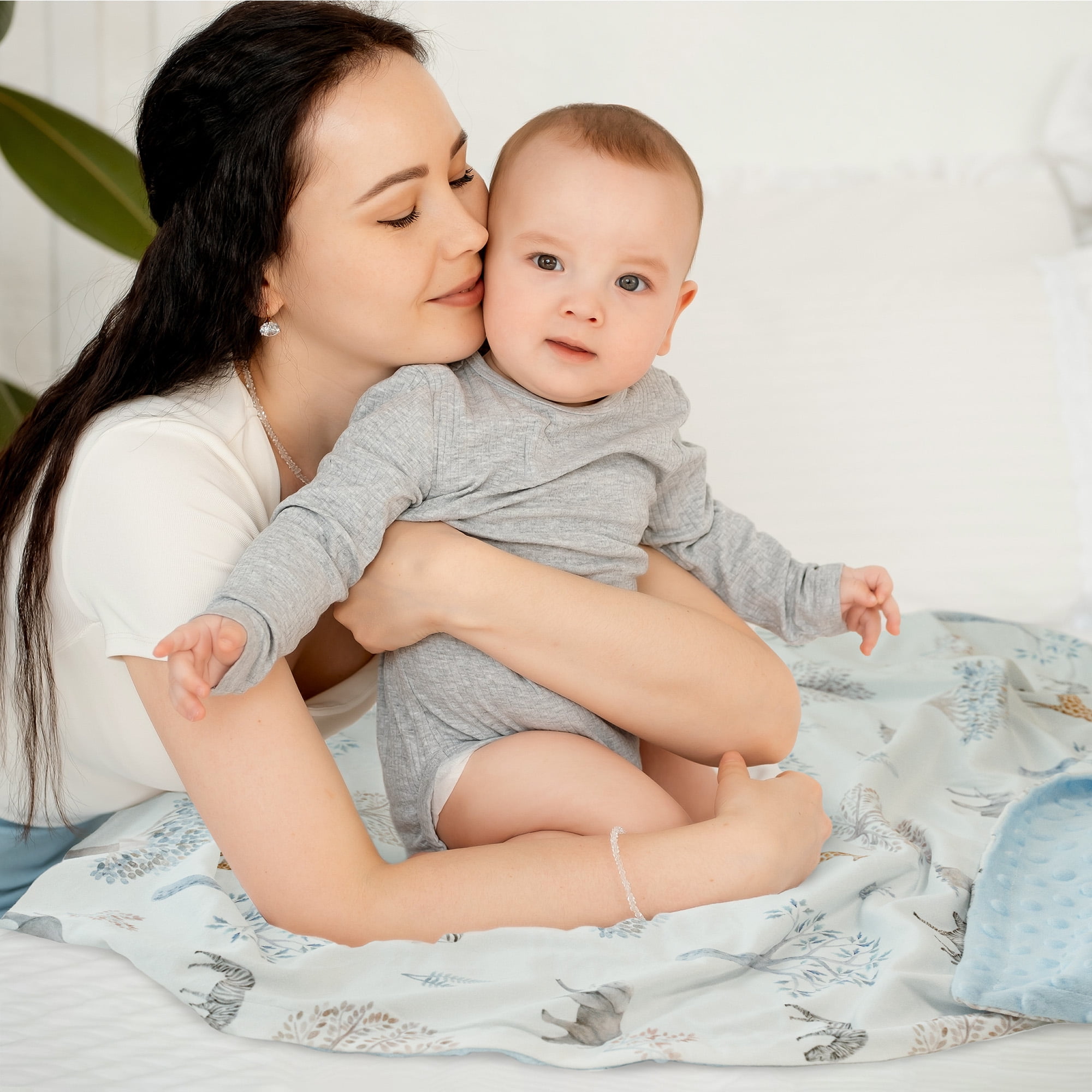 Gllquen Baby Blanket for Boys Girls Super Soft Plush Minky B