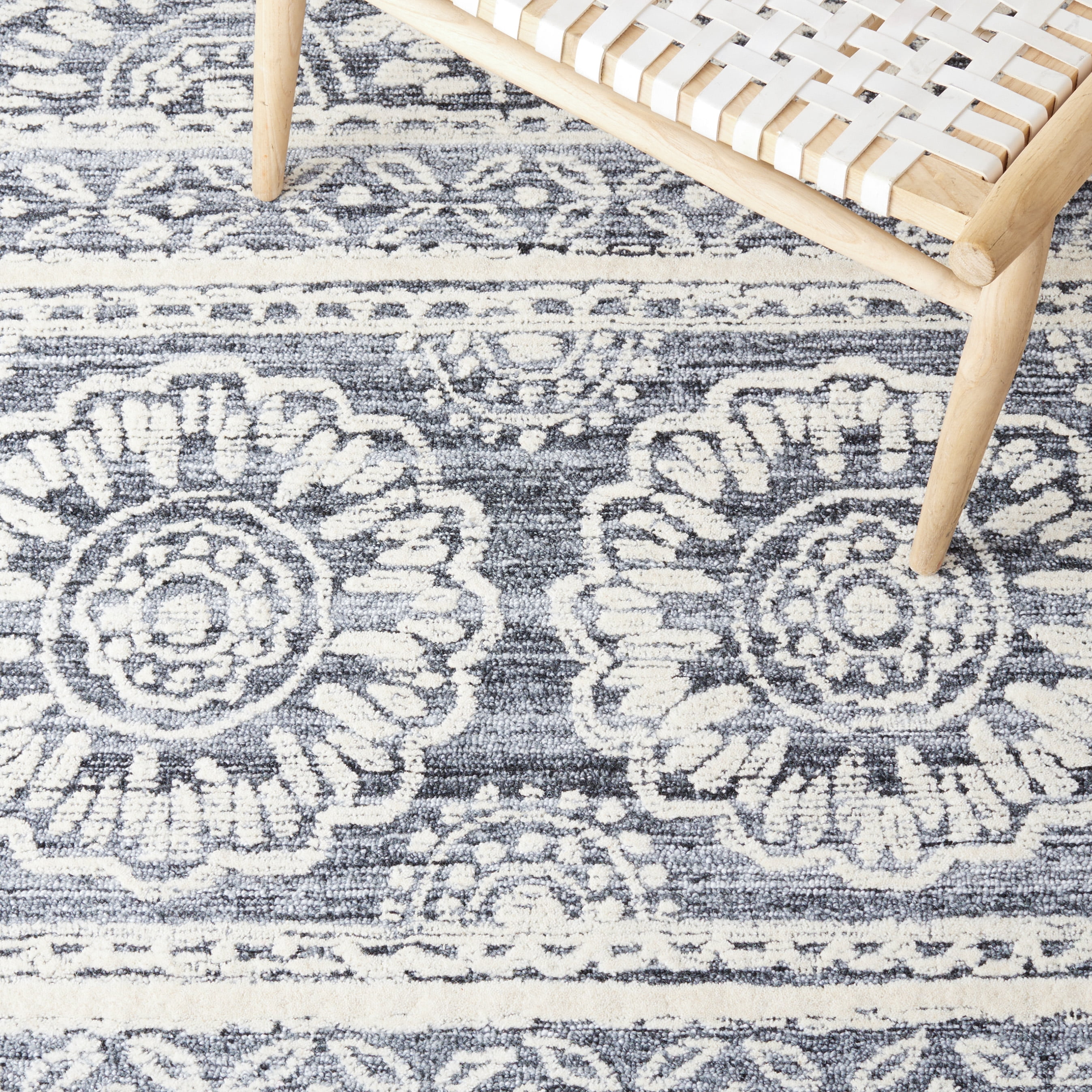 SAFAVIEH Metro Merrick Medallion Area Rug, Grey/Ivory, 6' x 6' Round