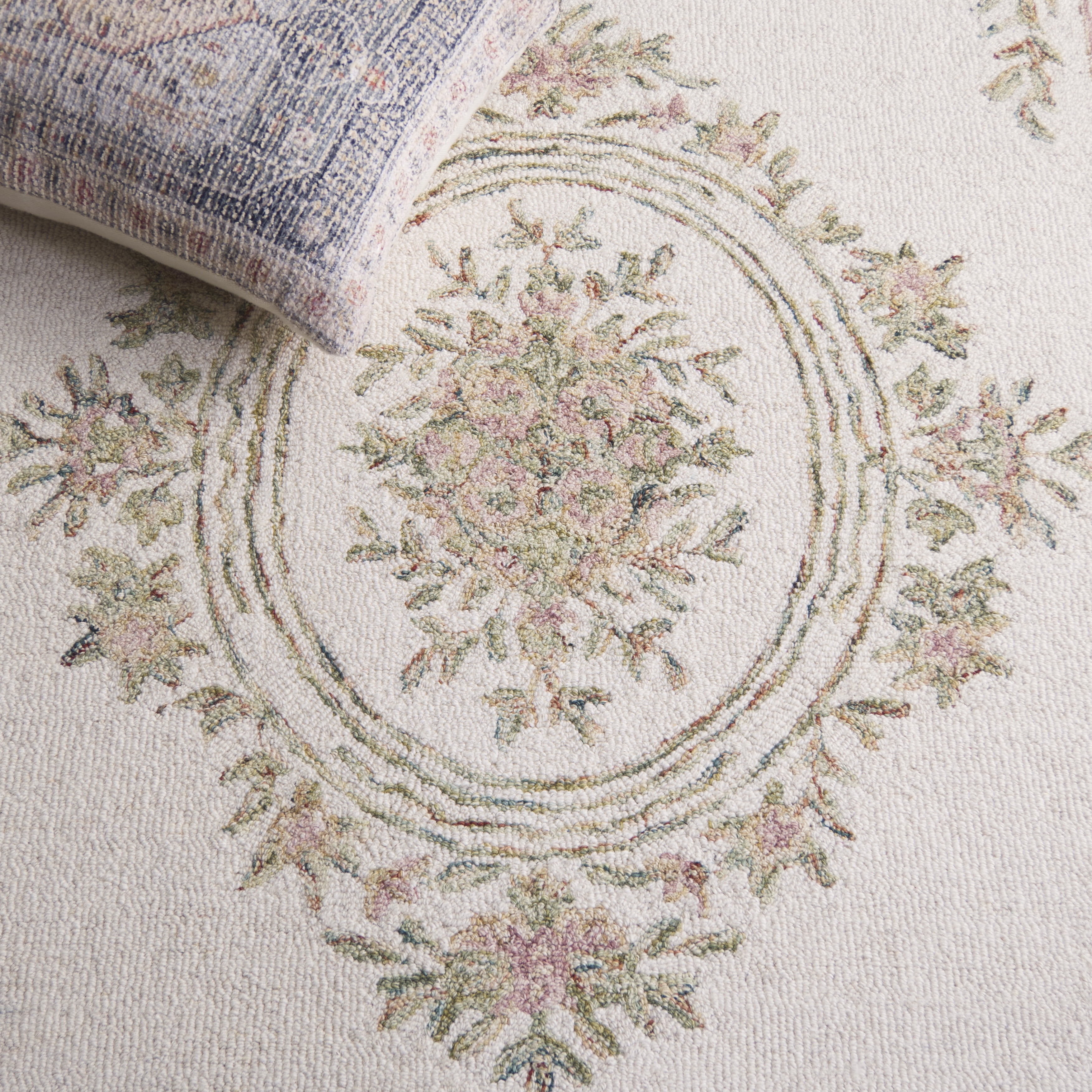 SAFAVIEH Micro-Loop Leptis Oriental Wool Area Rug, Ivory/Fuchsia, 5' x 5' Square