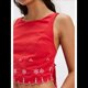 thumbnail image 4 of Blusa de Mujer Sin Mangas con Cuello Redondo, Dobladillo Ondulado con Colores Contrastantes y Bordado Rojo M, 4 of 8