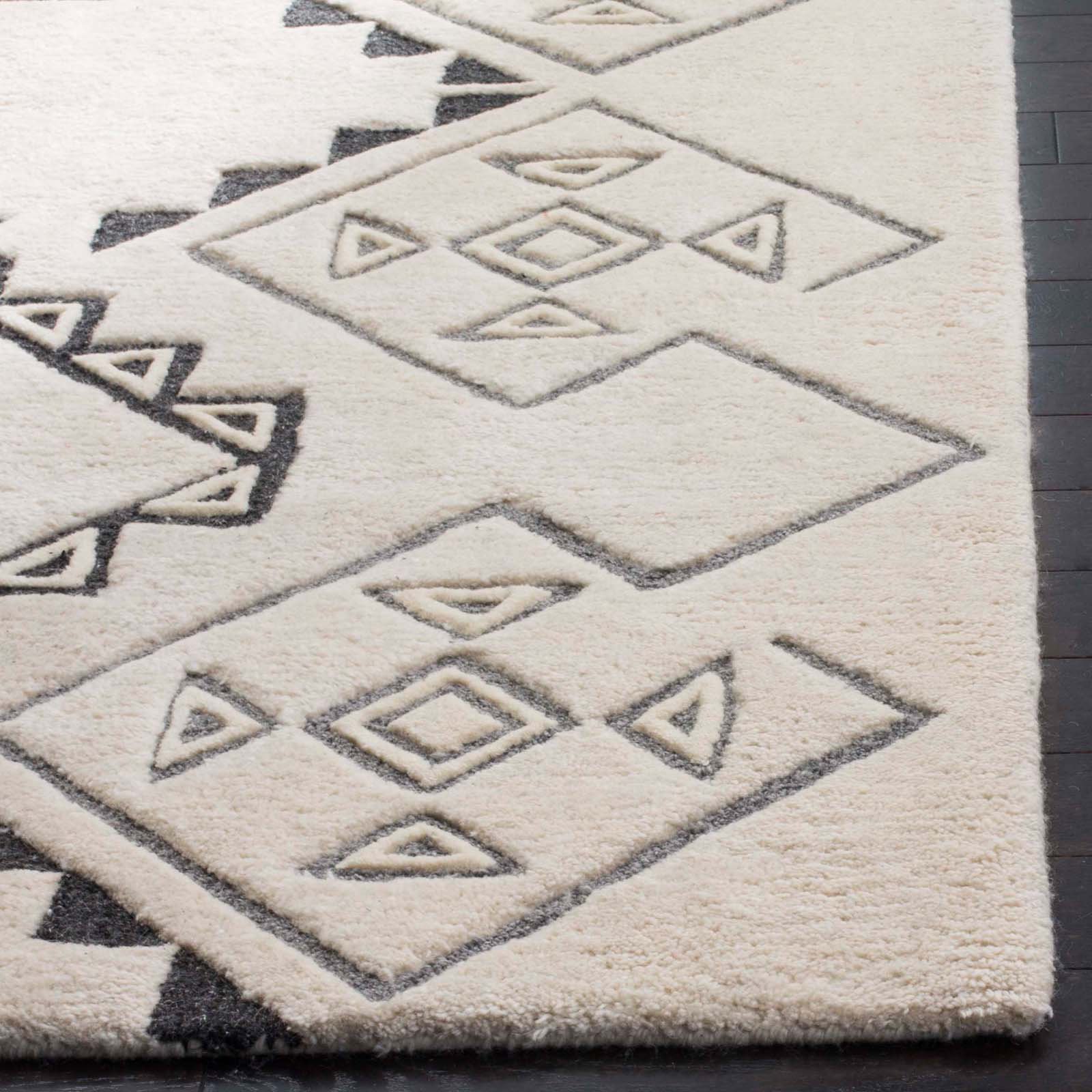 SAFAVIEH Casablanca Jerrie Aztec Plush Shag Area Rug, Ivory/Grey, 5' x 8'