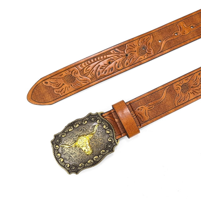cinturones de cuero de vaquera vaquera occidental - cinturones de cintura con relieve turquesa para mujeres y hombres con hebillas de toro de cuerno largo que se ajustan a 110 cm primer plano de un cinturón de cuero marrón con relieve floral y motivos occidentales a lo largo de la correa, hebilla metálica ovalada grabada con un toro en relieve dorado y borde ornamentado, punta biselada y presilla; fondo blanco. Suele usarse como accesorio de estilo vaquero para pantalones o faldas.