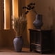 thumbnail image 3 of Jarrón grande de cerámica con arreglo floral for decoración de sala de estar., 3 of 6