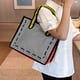 thumbnail image 5 of Fiudx Bolso de Mano de Anime, Elegante y de Gran Capacidad, Organizador de Viaje Portátil, Multiusos para Guardar Cosméticos, Ideal para Mujeres, 36 X 10 X 28 Cm, Disponible En Gris, Amarillo y Azul., 5 of 6
