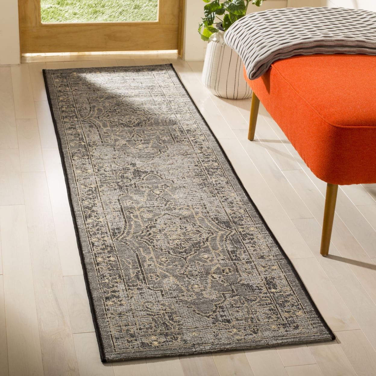 SAFAVIEH Palazzo Henrika Traditional Area Rug, Black/Cream, 5' x 8'