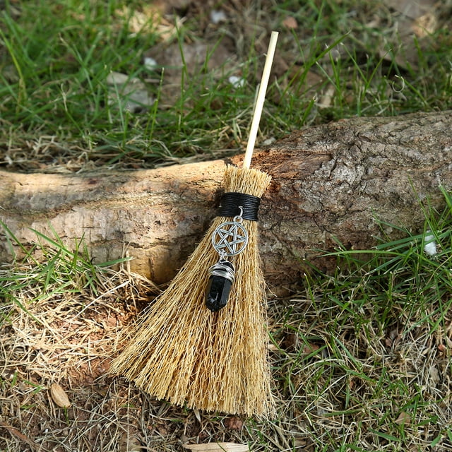 Mini escobas de Halloween JAMW Mini escoba de bruja Colgante de escoba de altar Wiccan decoración de Halloween para El hogar caqui 1 Uds marrón Sencillez