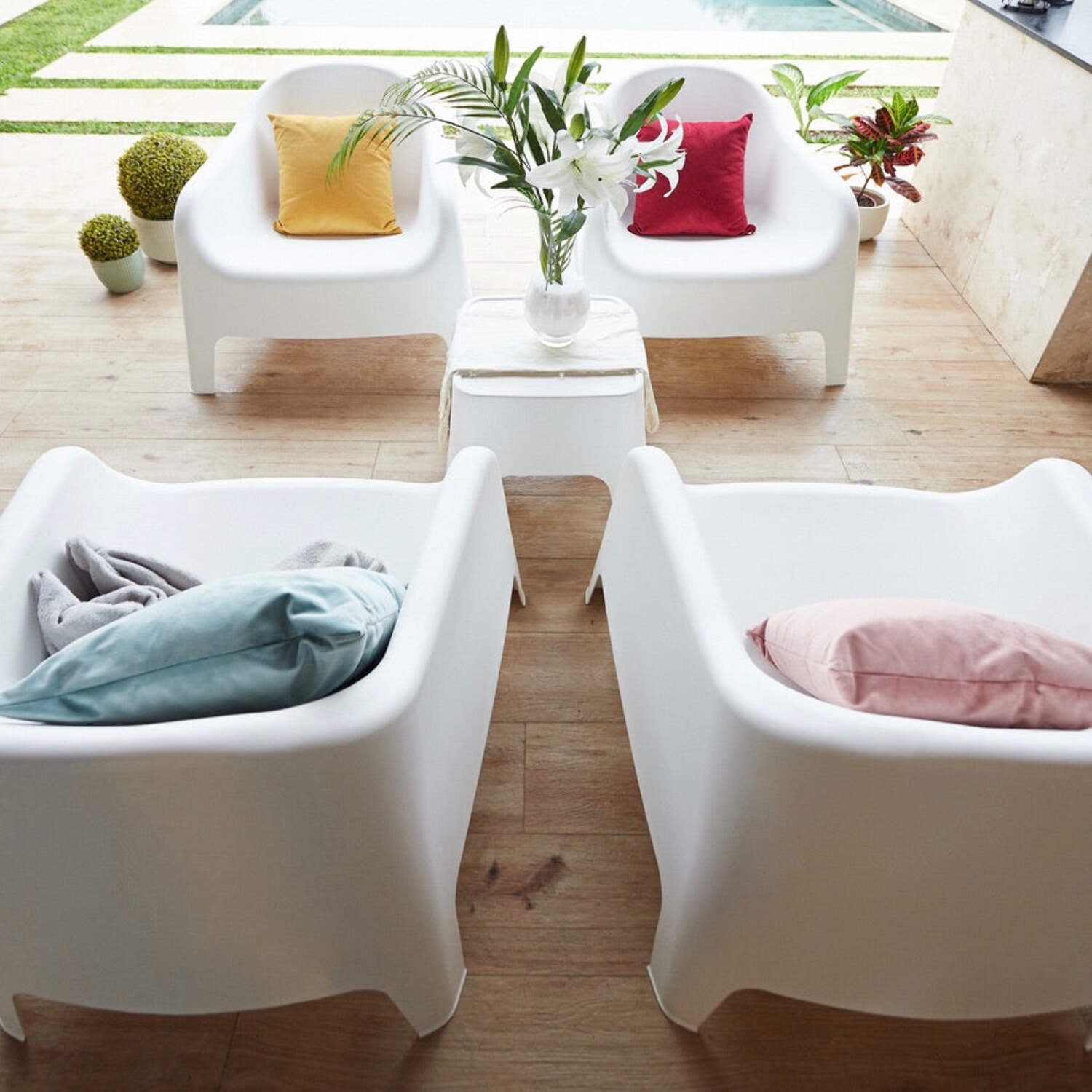 Skarpo Outdoor Furniture Set: Armchairs Sunset Patio Table for