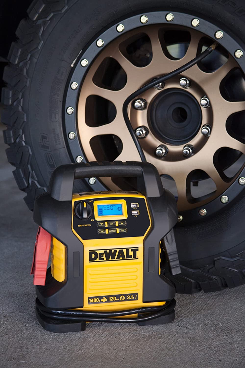 ARRANCADOR DE BATERIA DE COCHE PORTATIL DE 1400 AMPERIOS CON COMPRESOR  DIGITAL DEWALT DXAEJ14