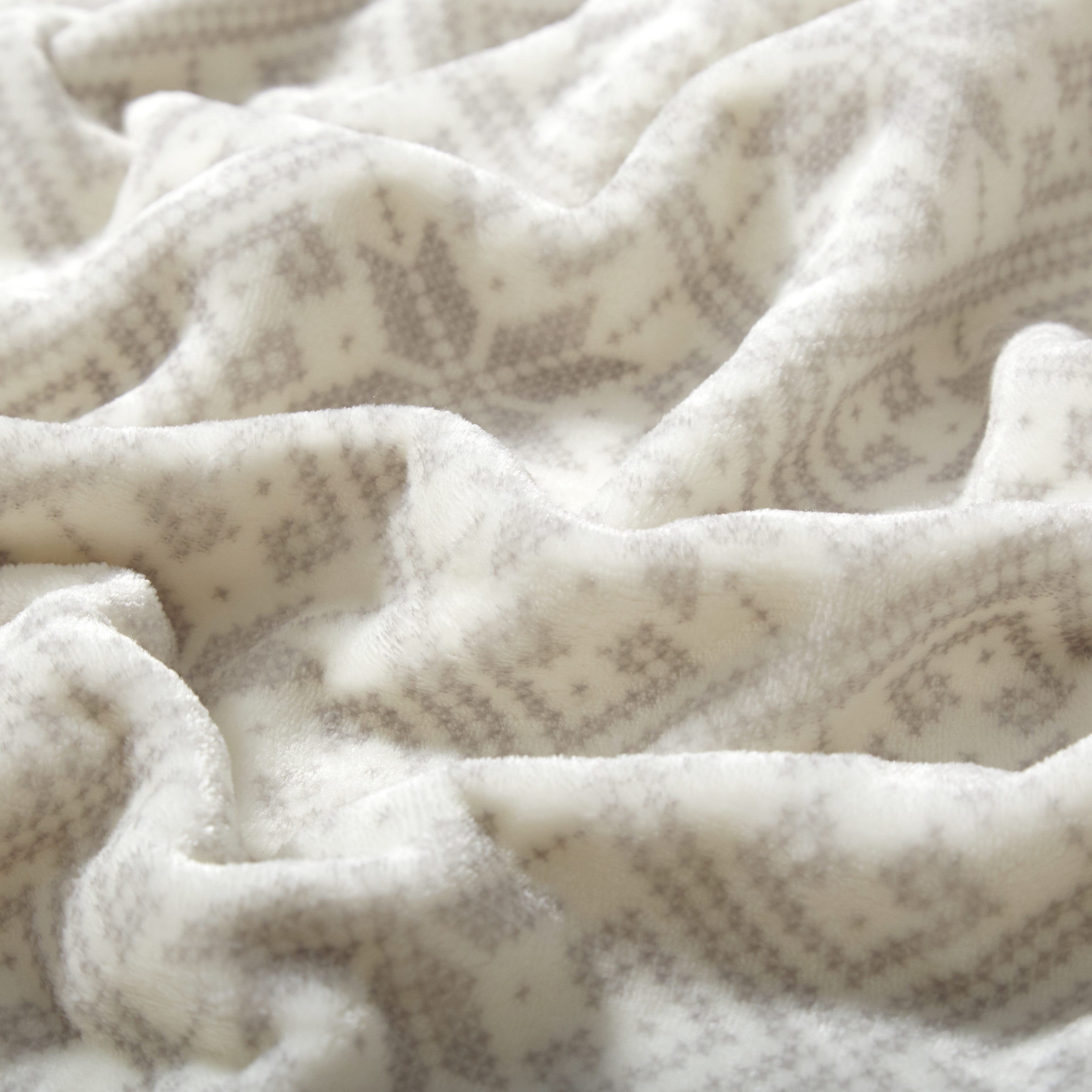 Dearfoams Oversized Winter Geo Print Super Soft Plush Throw, 50 x 70, Polyester