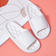 thumbnail image 1 of Zapatillas de playa antideslizantes para hombre, zapatos planos plisados de Eva, a la moda, para exteriores, interiores y el hogar, suaves y frescos, 2023, 1 of 4