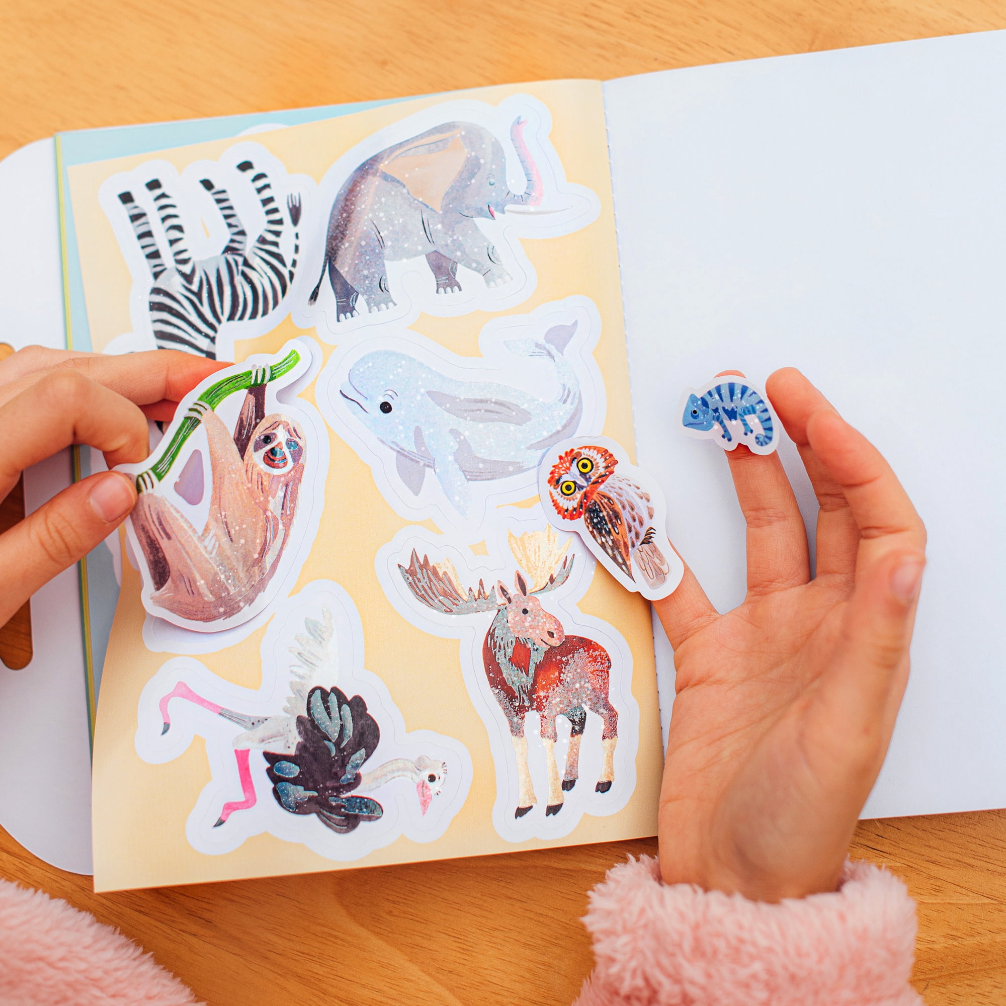eeBoo: Wonderful Animals Shiny Sticker Book - 200+ Sparkling Stickers in 3 Sizes, Little-Big-Very Big, Carry Handle, Rainbow Foil, Kids Ages 3+