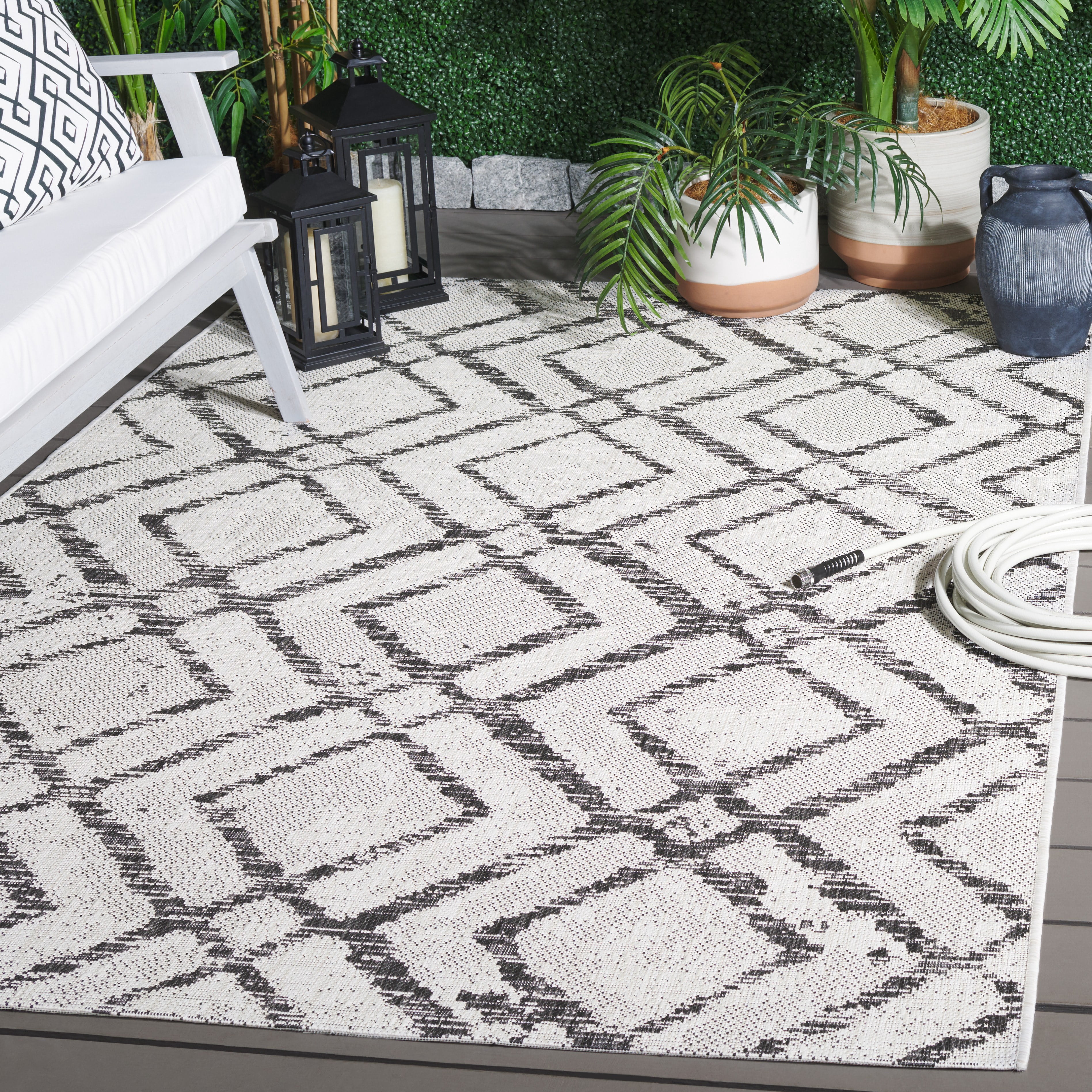 SAFAVIEH Courtyard Alexa Geometric Indoor/Outdoor Area Rug, Ivory/Black, 5'3" x 7'7"