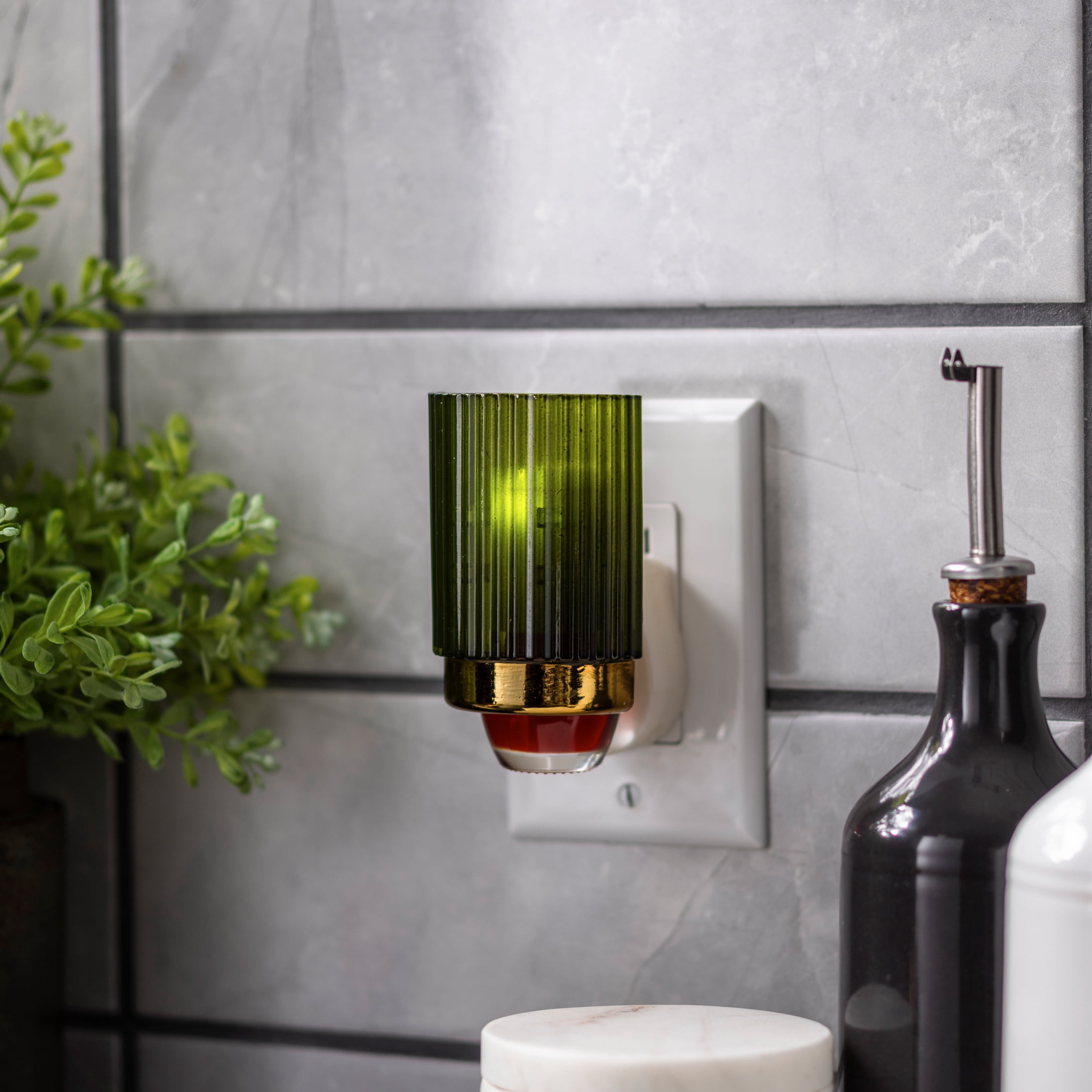 Better Homes & Gardens Aroma Accent Pluggable Ribbed Green + Sliced Apple & Cinnamon Oil Starter Kit: