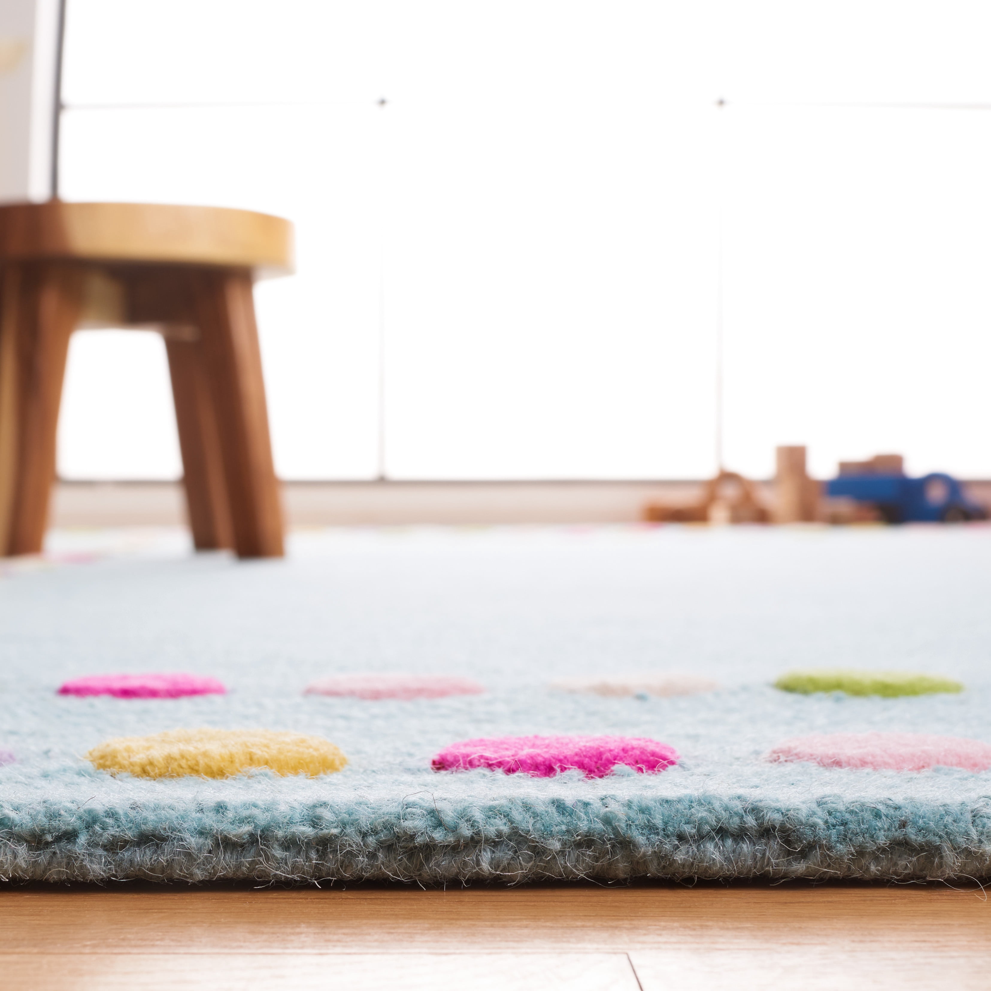 SAFAVIEH Kids Bordered Bold Polka Dots Area Rug, Blue/Pink, 4' x 6'