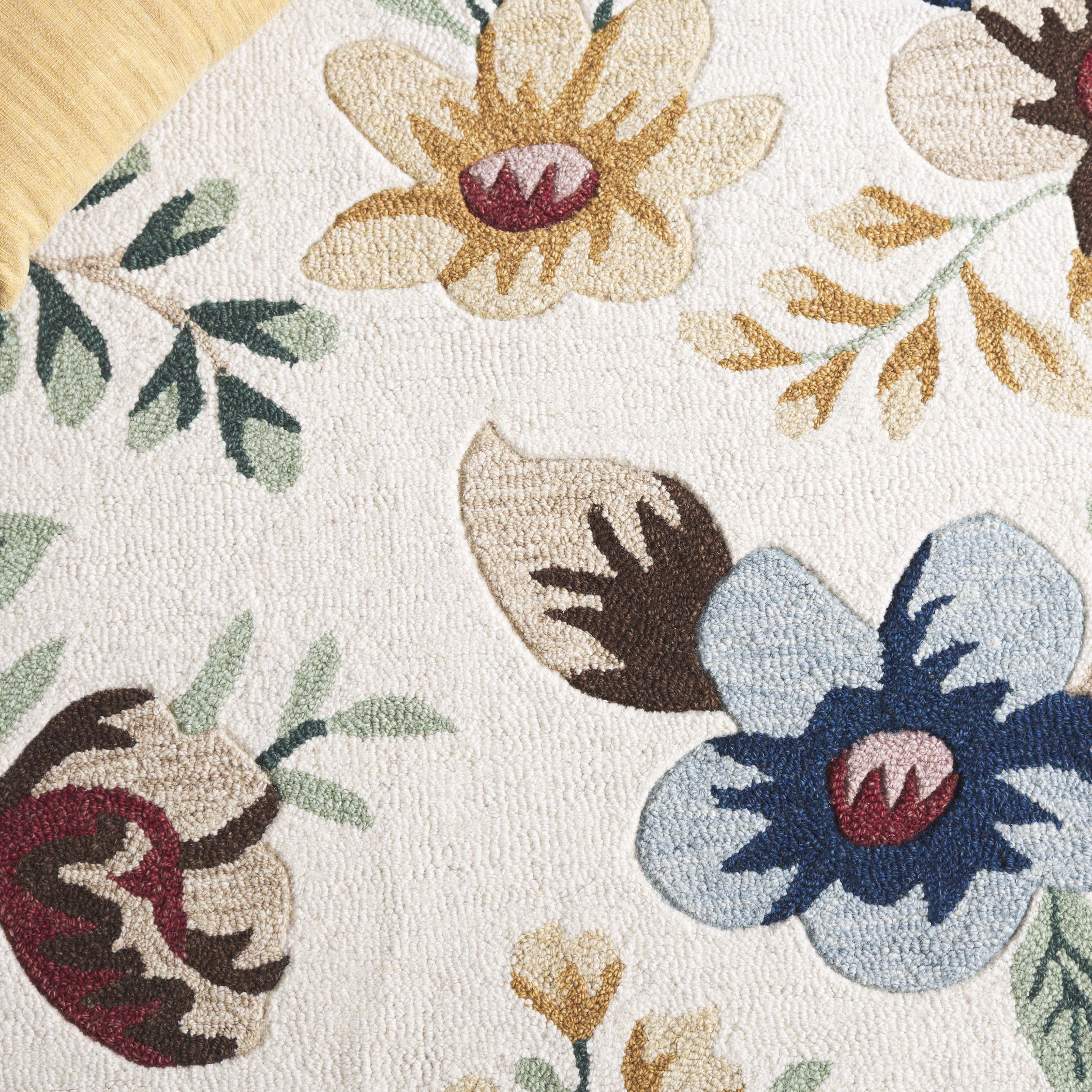 SAFAVIEH Blossom Derren Floral Area Rug, Ivory/Blue, 6' x 6' Round