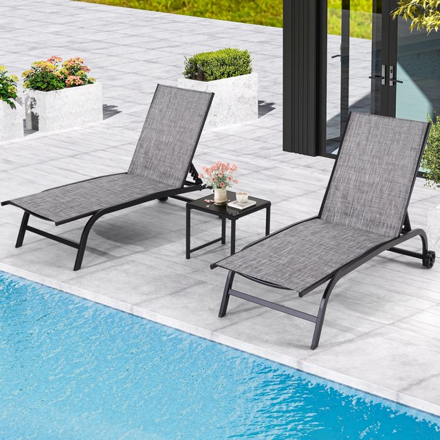 Yoleny Chaise Longue de Patio de 26 Pouces de Large avec Roues, Ensemble de 2 Chaises Longues de Piscine avec Dossier Réglable, Chaises Longues d'Extérieur en Textilène Imperméable avec Table d'Appoint pour Patio, Bord de Piscine, Terrasse, Gris