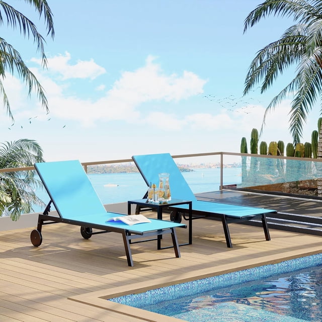 Ensemble de 3 Chaises Longues de Patio, Chaises de Piscine Inclinables Réglables avec Roues et Table d'Appoint, Chaise Longue en Osier Résistante pour l'Extérieur pour Jardin, Terrasse, Pelouse et Complexe