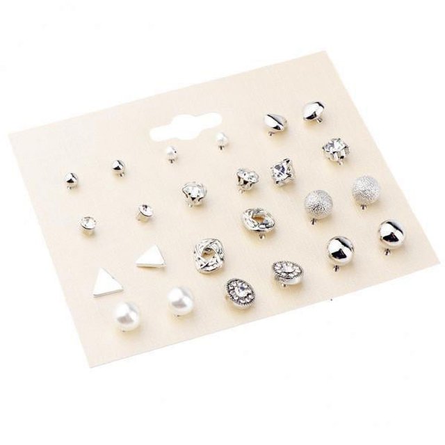 juego de aretes de cristal,aretes,pendiente estrella,pendientes geométricos,conjunto de aretes,perno de oreja set de 12 pares en plata; tarjeta inclinada mostrando aretes de botón de 4–8 mm en aleación con cristales de circón, incluye bolitas lisas y texturadas, triángulos y cuadrados geométricos, perlas simuladas y motivos con circonitas; especificaciones indican hipoalergénico, ideal para uso diario o como regalo.