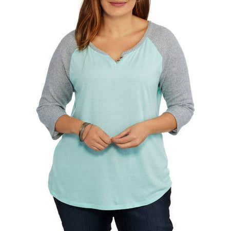 Juniors' Plus Split Neck Raglan Tee