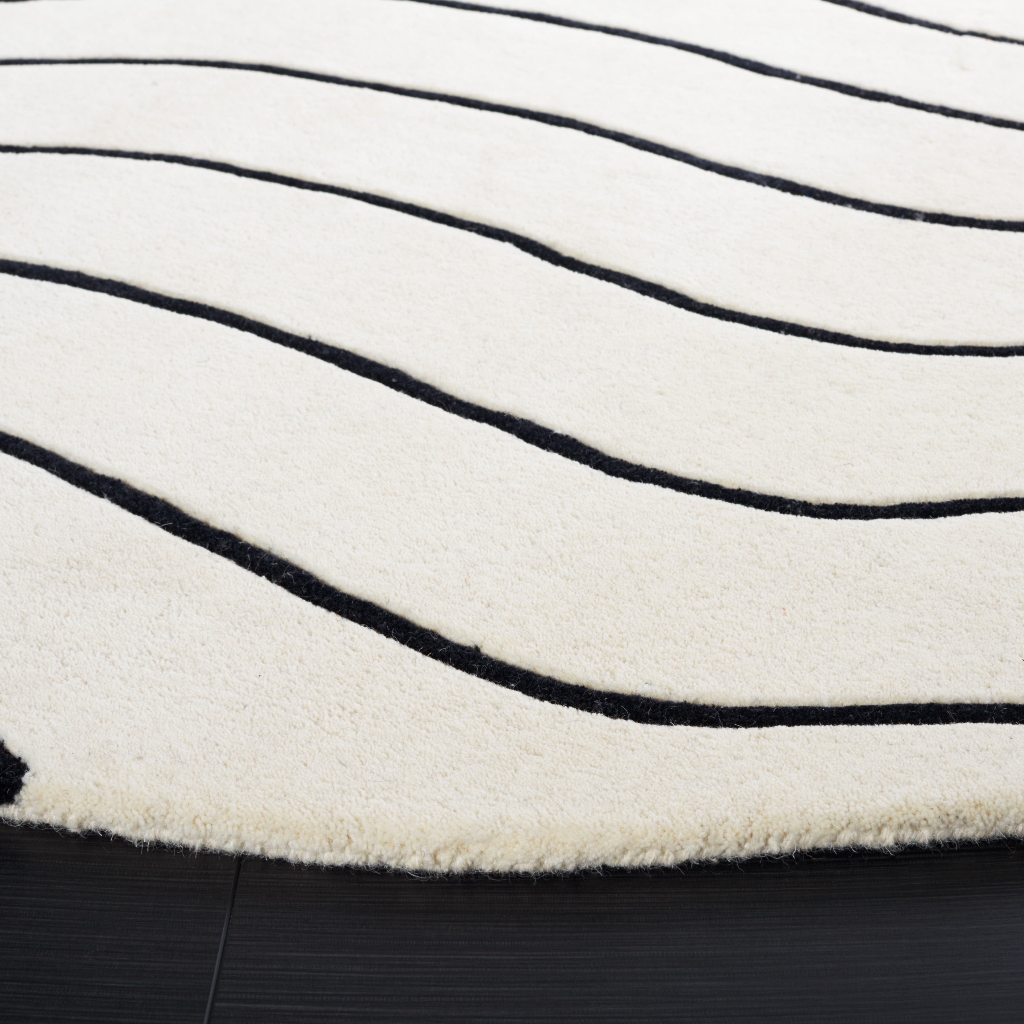 SAFAVIEH Fifth Avenue Dayna Geometric Area Rug, Ivory/Black, 7' x 7' Round