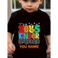 thumbnail image 1 of Camiseta de algodón personalizable para graduados de kínder 2025 - Cuello redondo con estampado de dibujos animados para niños de 12 años o menos | Camiseta informal de algodón - Primavera/Verano/Ot, 1 of 7