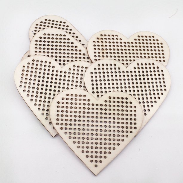 Colgante de madera Heldig en forma de corazón hecho a mano